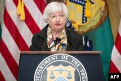 امریکی وزیر خزانہ جینٹ ییلن 16 اپریل 2024 کو واشنگٹن ڈی سی میں محکمہ خزانہ میں آئی ایم ایف-ورلڈ بینک گروپ کی موسم بہار کی میٹنگوں کے دوران ایک پریس کانفرنس سے خطاب کر رہی ہیں۔ فوٹو اے ایف پی