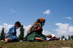 Para siswa belajar di alam terbuka, di puncak gunung Doodhpathri, kawasan Kashmir yang dikontrol India, 28 Juli 2020.