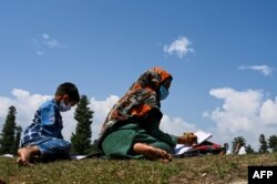 Para siswa belajar di alam terbuka, di puncak gunung Doodhpathri, kawasan Kashmir yang dikontrol India, 28 Juli 2020.