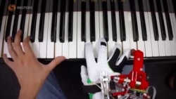 Pianists Learn to Play with an Extra Robotic Thumb