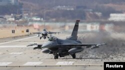 지난 3월 미한합동군사훈련을 위해 미 공군 F-16 전투기가 오산 기지에 착륙하고 있다.