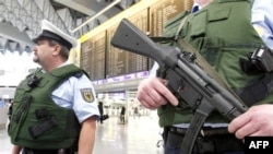 Frankfurt hava alanında terör alarmına geçen polisler