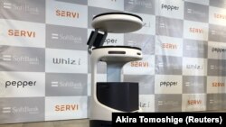 SoftBank menampilkan robot layanan makanan Servi, yang dikembangkan oleh Bear Robotics yang berbasis di California ke Jepang saat restoran bergulat dengan kekurangan tenaga kerja dan berupaya memastikan jarak sosial selama wabah Covid-19, di Tokyo, Jepang