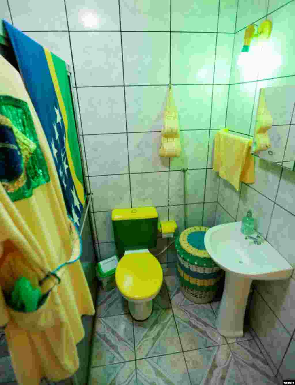 A casa-de-banho de Marilza não foge à regra. Todas as cores são do país. Brasília, Maio 27, 2014