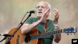 ARCHIVO - El cantautor Peter Yarrow, del trío musical de la década de 1960 "Peter Paul and Mary", actúa durante un concierto tributo en memoria del ícono popular y activista de derechos civiles Pete Seeger en Nueva York el 20 de julio de 2014. AP