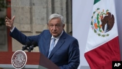 ARCHIVO - El presidente Andrés Manuel López Obrador habla durante una ceremonia a la bandera en el Palacio Nacional en la Ciudad de México, el martes 11 de junio de 2024.