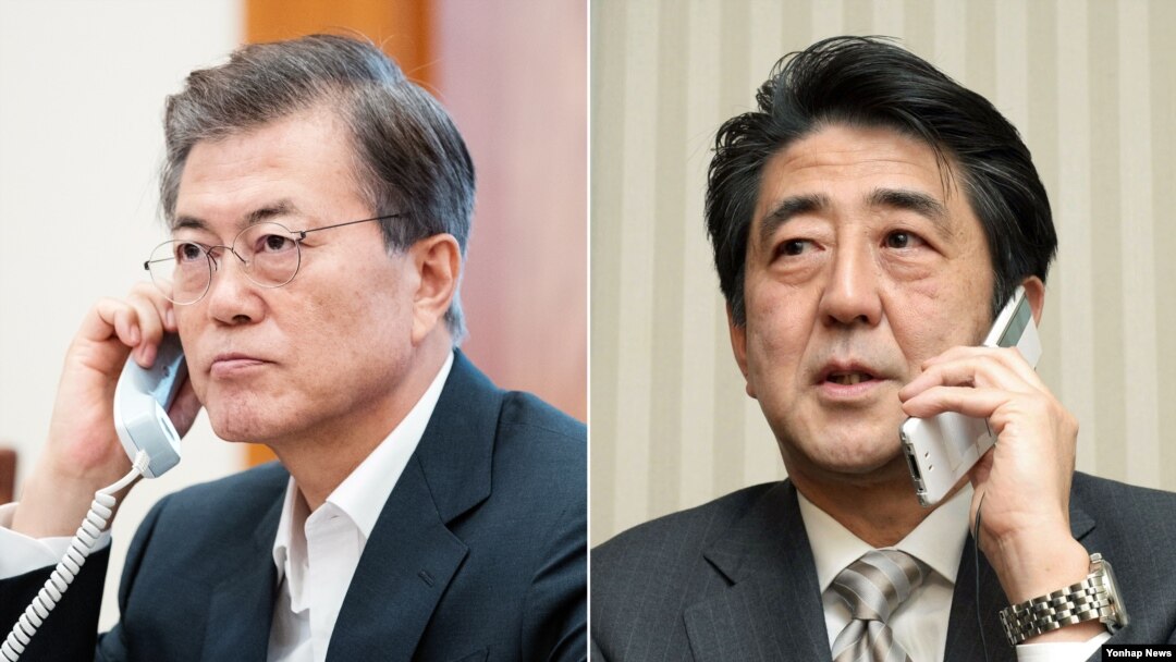 문재인 한국 대통령이 7일 청와대에서 아베 신조 일본 총리와 통화하고 있다. 아베 신조 총리 통화모습은 자료사진.