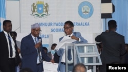 Maafisa wahesabu kura baada ya duru ya kwanza ya uchaguzi wa rais wa Somalia mjini Mogadishu.