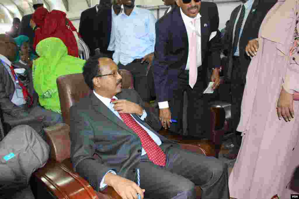 Tsohon Firai ministan Somaliya Mohamed Abdullahi Farmajo ya lashe zaben shugaban kasar. Fabrairu 10, 2017. Fabrairu 10, 2017.