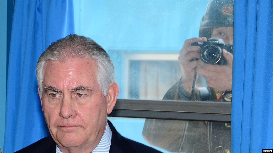 Menlu Rex Tillerson, mendapat penjelasan dari Jendral Vincent K. Brooks (tidak tampak dalam gambar), komandan Pasukan Gabungan Pasukan AS di Korea yang berada di bawah PBB di desa perbatasan Panmunjom, Korea Selatan, 17 Maret 2017 (foto: Korea Pool/Yonhap via REUTERS)