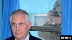 Menlu Rex Tillerson, mendapat penjelasan dari Jendral Vincent K. Brooks (tidak tampak dalam gambar), komandan Pasukan Gabungan Pasukan AS di Korea yang berada di bawah PBB di desa perbatasan Panmunjom, Korea Selatan, 17 Maret 2017 (foto: Korea Pool/Yonhap via REUTERS)