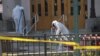 Radnici čiste stepenice i trotoar posle pucnjave na Univerzitetu Mičigena(Foto: Lansing State Journal/Mike Ellis/USA TODAY NETWORK via REUTERS)