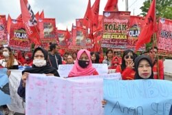 Para pekerja berunjuk rasa menentang RUU Cipta Kerja di Jakarta, 13 Januari 2020.