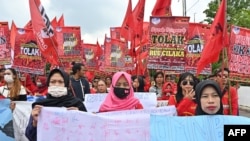 Para peserta aksi unjuk rasa memprotes RUU Cipta Kerja, berbaris menuju gedung parlemen di kawasan Senayan, Jakarta, 13 Januari 2020. (Foto: dok).