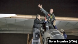 Pilot Bertrand Piccard melambaikan tangannya sesaat setelah pesawat bertenaga surya, Solar Impulse, yang dikendarainya mendarat di Dulles, Washington DC (Foto: dok). Solar Impulse telah memulai penerbangan lintas negara bagian terakhirnya, dengan lepas landas dari Bandara Dulles menuju New York, Sabtu (6/7).