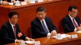 中国人大会议上的习近平、栗战书和李克强。习近平与即将出任人大常委会委员长的栗战书频频交谈，但与中共党内排名第二的总理李克强极少互动。