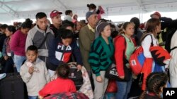 Cada vez más venezolanos emigran agobiados por la crisis en todos los órdenes que vive la nación sudamericana.