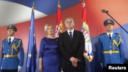 Presiden Serbia Tomislav Nikolic dan ibu negara Dragica menyanyikan lagu kebangsaan Serbia dalam upacara pelantikan presiden di Beograd (11/6).