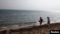 Des enfants jouant sur une plage à Hammamet en Tunisie.