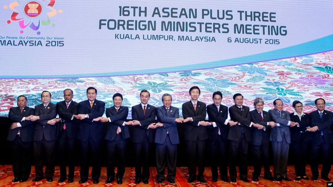 Ngoại trưởng các nước ASEAN chụp ảnh lưu niệm ở Kuala Lumpur, Malaysia, ngày 6/8/2015.