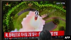 မြောက်ကိုရီးယား ဒုံးစမ်းသပ်ပစ်လွှတ်တဲ့သတင်းရုပ်သံကို လူတဦး ကြည့်ရှုနေစဥ်၊ ဂျူလိုင် ၁၉၊ ၂၀၂၃
