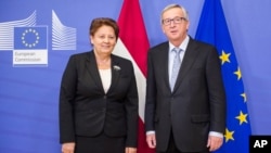 FILE - Latvian Prime Minister Laimdota Straujuma (L) and European Commission President Jean-Claude Juncker are seen at European Commission headquarters in Brussels Dec. 3, 2014.