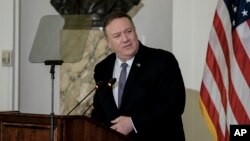 Mike Pompeo, que viajaba en California cuando se divulgaron los documentos, había sido duramente criticado por legisladores, diplomáticos actuales y anteriores por no abordar el asunto de la embajadora en Ucrania.