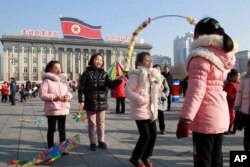 설은 맞은 북한 아이들이 지난해 1월 평양의 김일성 광장에서 줄넘기를 하고 있다.