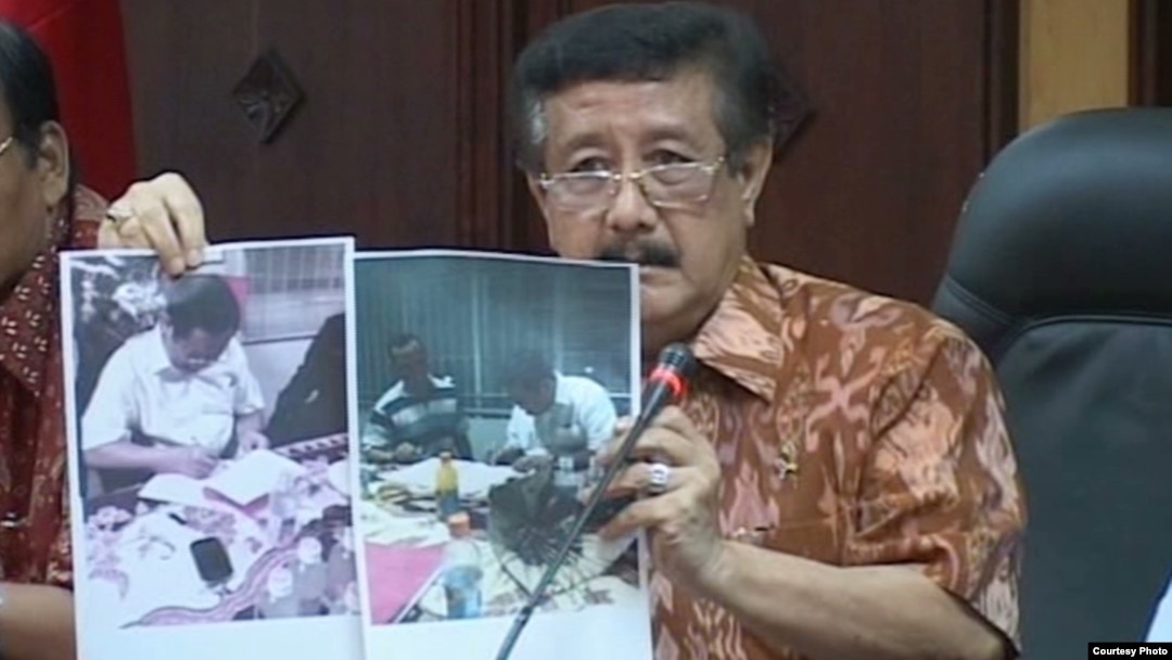 Jaksa Agung Basrief Arief menunjukkan foto saat Susno Duadji menandatangani surat pelaksanaan putusan pengadilan tingkat Mahkamah Agung. (Courtesy: Kejaksaan Agung)