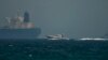 Ledakan terjadi di sebuah kapal tanker minyak di lepas pantai kota pelabuhan Jeddah, Arab Saudi, pada Senin (14/12) pagi. (Foto: AP)