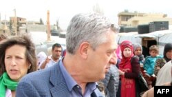 Le Haut-Commissaire des Nations Unies pour les réfugiés, Filippo Grandi, dans un camp de réfugiés non officiel dans la vallée de la Bekaa au Liban le 8 mars 2018.