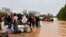 Des bateaux de la police sont utilisés pour transporter des personnes après les fortes pluies qui ont endommagé la route nationale 25 reliant Niamey aux provinces de Tillabéri et Tahoua, dans l'ouest du Niger, le 20 août 2024.