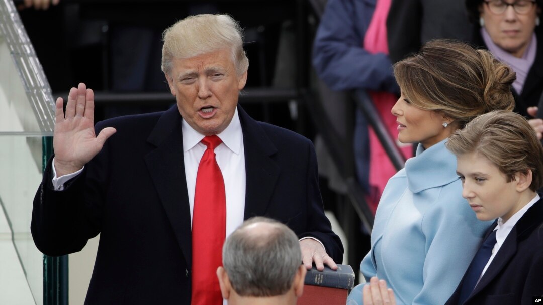 Donald Trump saat diambil sumpahnya oleh Ketua Mahkamah Agung John Roberts, Jumat, 20 Januari 2017. (AP Photo/Matt Rourke)