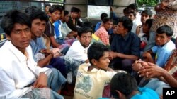 Para pencari suaka dari etnis Rohingya di Burma setelah diselamatkan dari kapal di Lhokseumawe, Februari 2013. (AP/Rahmat Yahya)