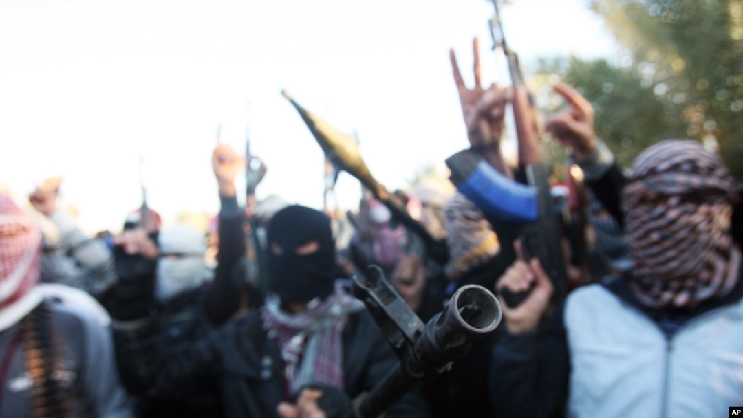 Gunmen gather in a street as they chant slogans against Iraq's Shi'ite-led government, demanding the army stay out of Fallujah, Anbar province, Jan. 7, 2014.