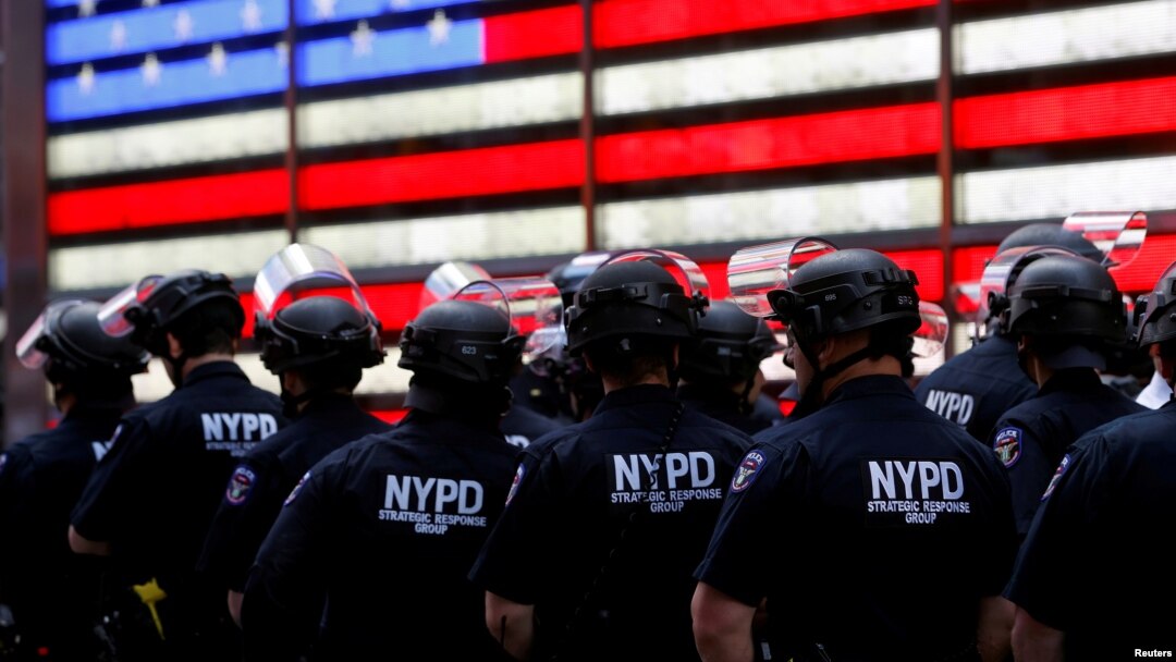 Para polisi dari Departemen Kepolisian New York berjaga saat demo anti-rasisme di Times Square, Manhattan, Kota New York, 1 Juni 2020. (Foto: Mike Segar/Reuters)