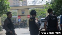 Polisi melakukan penjagaan ketat di salah satu akses menuju Mapolrestabes Surabaya pasca serangan bom bunuh diri. (VOA/Petrus)