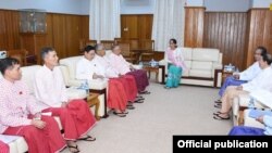 ဇန်နဝါရီ ၂၃ ရက်နေ့ မွန်ပြည်သစ်ပါတီခေါင်းဆောင်များ နိုင်ငံတော်အတိုင်ပင်ခံနှင့် တွေ့ဆုံစဉ် (Myanmar State Counsellor Office)