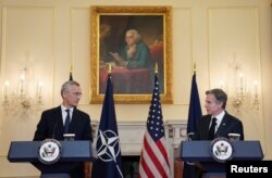 Menteri Luar Negeri AS Antony Blinken mengadakan konferensi pers bersama dengan Sekretaris Jenderal NATO Jens Stoltenberg di Departemen Luar Negeri di Washington, AS, 8 Februari 2023. (Foto: REUTERS/Kevin Lamarque)