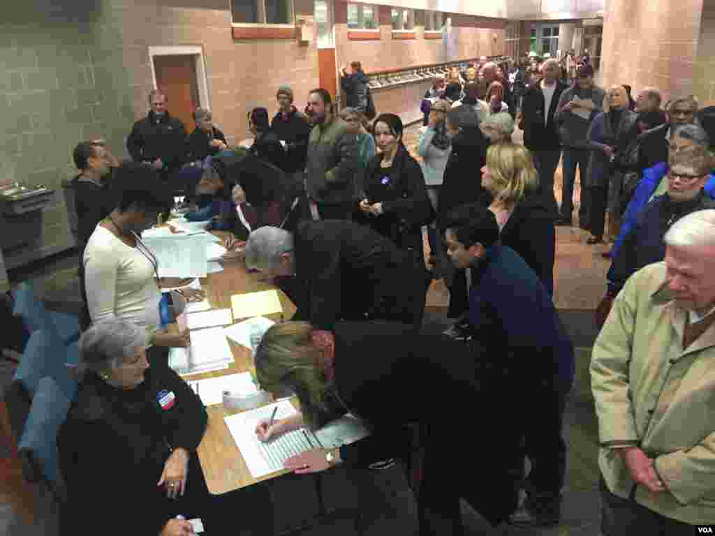 Democrats sign in for their caucus in West Des Moines, Iowa, Feb. 1, 2016. (K. Farabaugh/VOA)