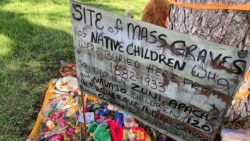 Monumen sementara dibuat untuk mengenang anak-anak penduduk asli Amerika, yang tewas lebih dari satu abad yang lalu saat berada di sekolah asrama yang dulu berlokasi di dekat taman publik di Albuquerque, New Mexico, pada 1 Juli 2021. (Foto: AP/Susan Montoya Bryan)