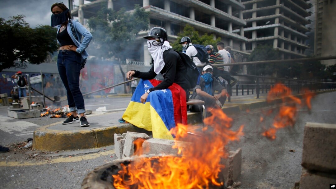 Para demonstran anti pemerintah memrotes pembentukan Dewan Konstituante dalam aksi di Caracas, Venezuela (4/8). Lebih dari 120 orang tewas dan ribuan ditangkap dalam kerusuhan yang telah berlangsung selama empat bulan di Venezuela.