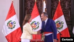 Presidenta peruana Dina Boluarte toma juramento a nuevo ministro de Relaciones Exteriores, Elmer Schialer.