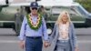 Presiden AS Joe Biden dan ibu negara Jill Biden berjalan menuju pesawat Air Force One setelah berkunjung ke lokasi kebakaran Maui di Kahulu, Hawaii, pada 21 Agustus 2023. (Foto: AP/Evan Vucci)