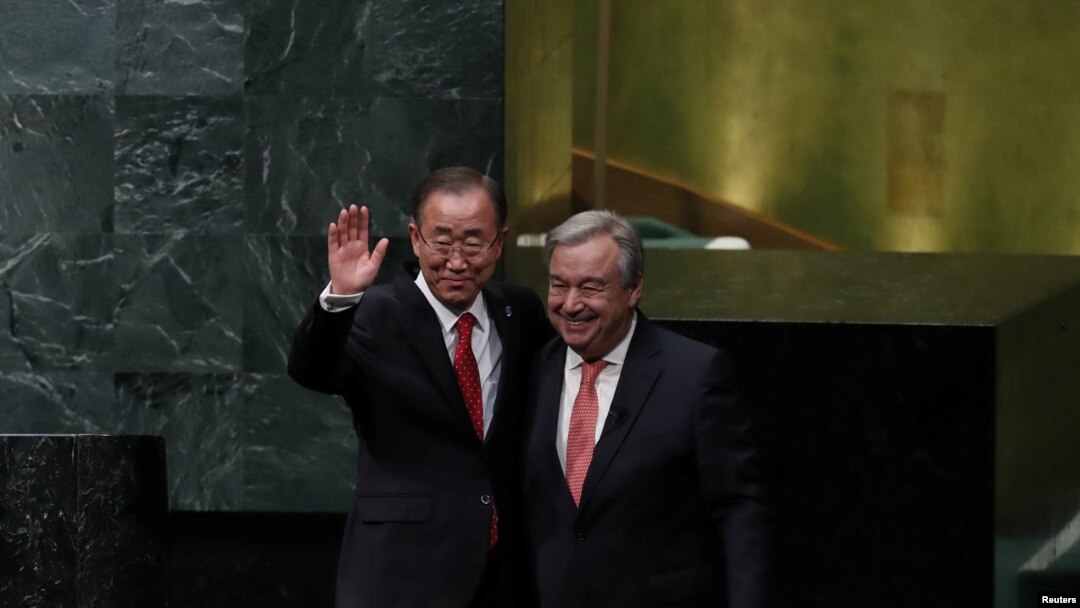 Sekretaris Jenderal Perserikatan Bangsa-Bangsa Ban Ki-moon (kiri) dan Sekretaris Jenderal-ditunjuk Antonio Guterres berdiri bersama setelah upacara pelantikan di markas besar PBB di New York, 12 Desember 2016. (Foto: Reuters)