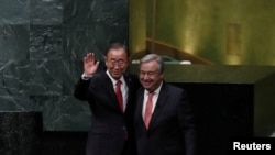 Sekretaris Jenderal Perserikatan Bangsa-Bangsa Ban Ki-moon (kiri) dan Sekretaris Jenderal-ditunjuk Antonio Guterres berdiri bersama setelah upacara pelantikan di markas besar PBB di New York, 12 Desember 2016. (Foto: Reuters)