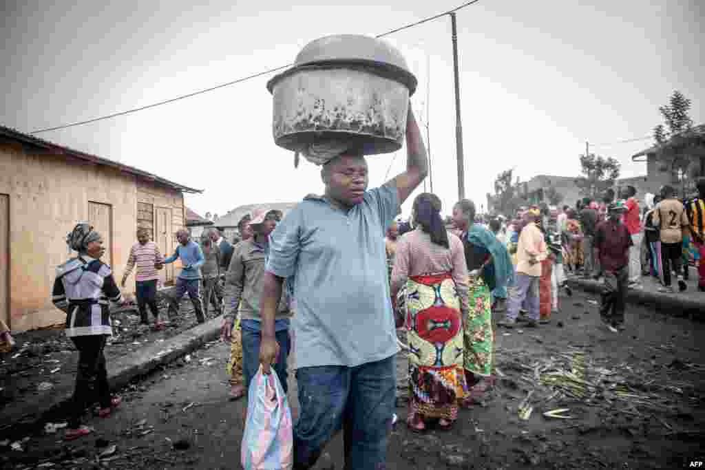 Bavandi bazali kosangana na balabala nsima na botomboki bwa volcan Nyiragongo, Nord-Kivu, 23 mai 2021.