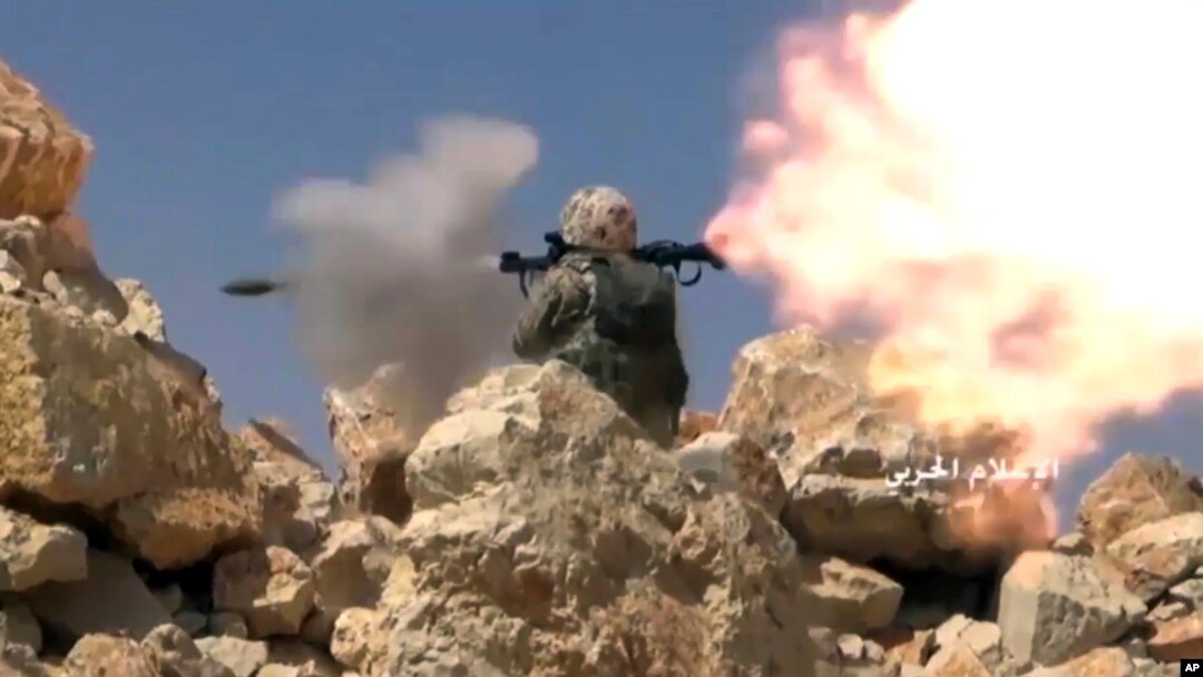 Cuplikan video yang dirilis hari Sabtu, 22 Juli 2017 menunjukkan seorang pejuang Hezbollah menembakkan pelontar granat selama bentrokan dengan militan yang terkait al-Qaida di perbatasan Lebanon-Suriah (foto: Syrian Central Military Media, via AP)