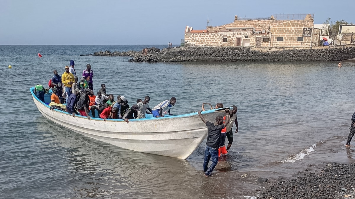 Senegal Official Says 17 Migrants Killed After Boat Capsizes - Bloomberg