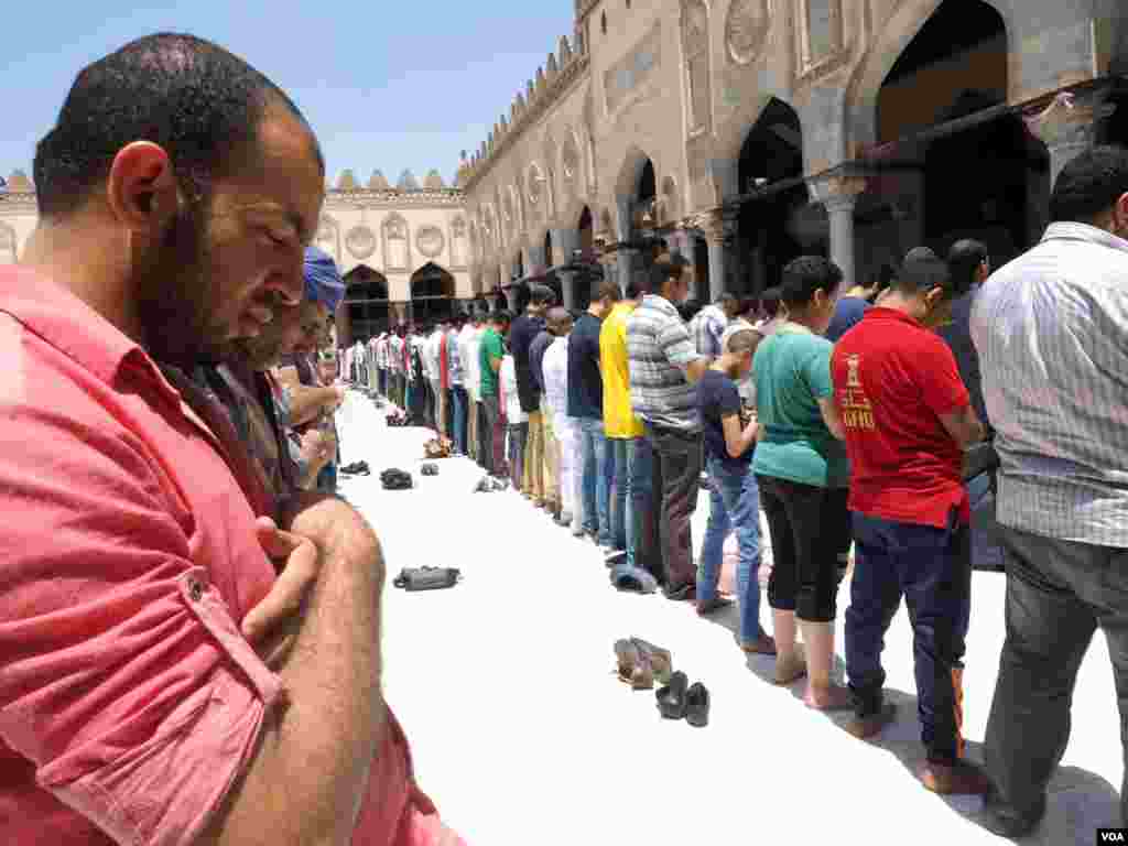 Para pria melakukan ibadah shalat Jumat di Masjid al-Azhar, Kairo (27/5). (VOA/Hamada Elrasam)